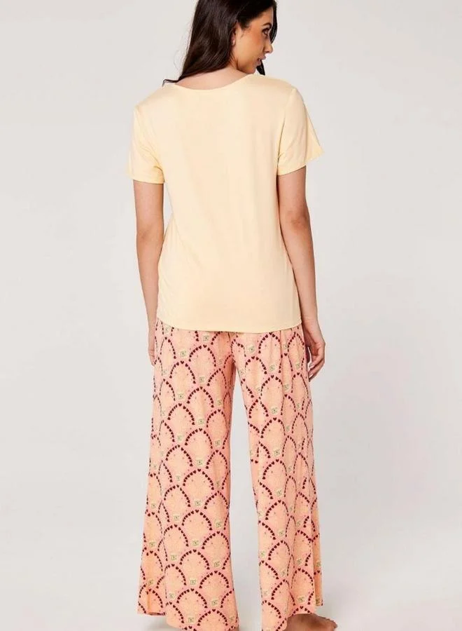 تايك تو طقم تيشيرت بجيب مطبع وبنطال بيجاما مطبع للنساء